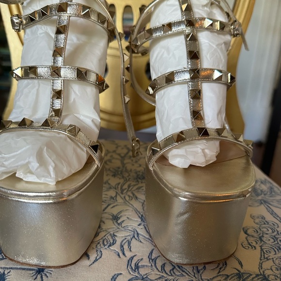 Valentino rockstud metallic platform heel, size 39.5. US size 8-8.5 - Picture 3 of 9